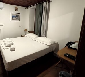 Room - Room 'Tsagarakis Guesthouse & Pool .1' with Mountain & Pool View, Wi-Fi, Air Conditioning (Xinovrysi)
