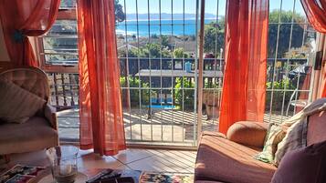 Comfort Apartment, Beach View | Living area