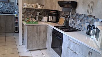 Comfort Cottage, Patio, Beach View | Private kitchen