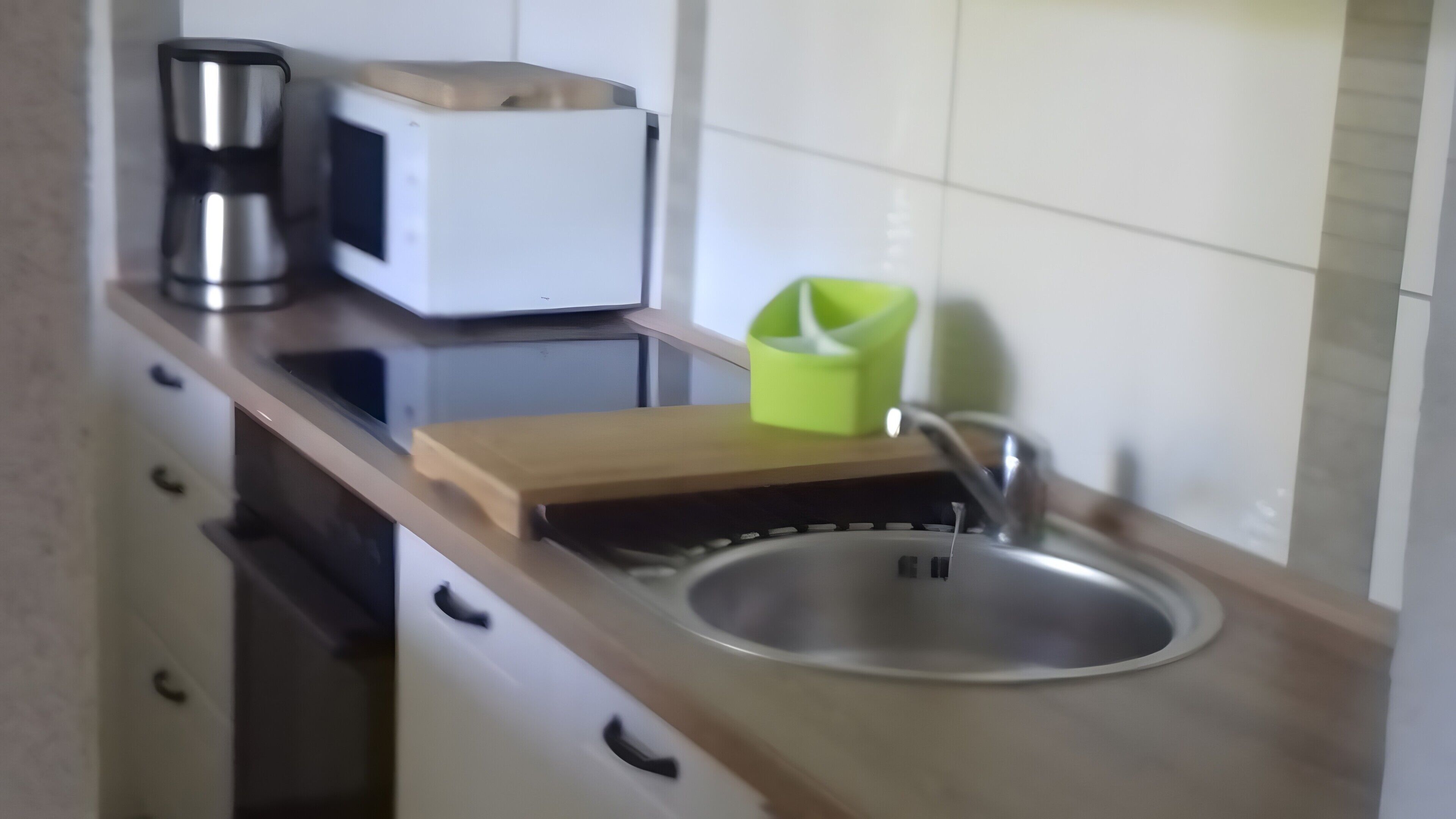 Wasserkocher mit Kaffee-/Teezubehör, Kühlschrank, Mikrowelle, Ofen