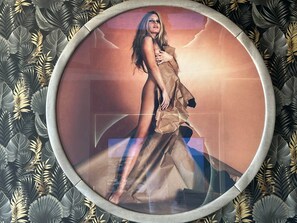 A circular frame with a person in a dress, surrounded by a patterned background. - The Bb Port Nature Coursives (Agde)