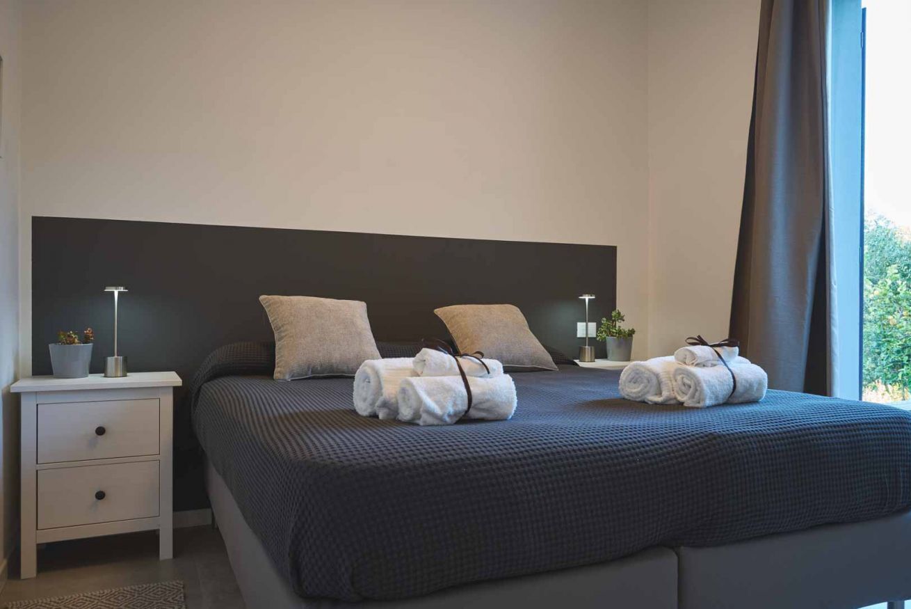 3 habitaciones y tabla de planchar con plancha 