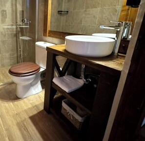 Bathroom - Tsagarakis Guesthouse & Pool Room.2 with Mountain & Pool View, Wi-Fi, and Air Conditioning (Xinovrysi)