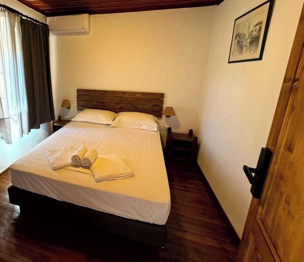 Room - Tsagarakis Guesthouse & Pool Room .4 with Mountain & Pool View, Wi-Fi, Air Conditioning (Xinovrysi)