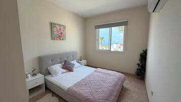 2 habitaciones, tabla de planchar con plancha y cuna de viaje