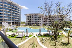Un hôtel doté d’une piscine, d’un espace extérieur aménagé et offrant une vue sur d’autres bâtiments.