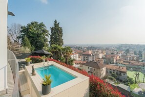 Una piscina sul tetto con vista sulla città.