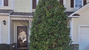 A residential house with a well-maintained front yard, a driveway, and a garage. - Relax & unwind in a spacious 3-bedroom townhouse with 4 beds in Barefoot Resorts (North Myrtle Beach)