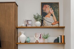 Ein Regal mit Dekoration, einem gerahmten Bild und Büchern.