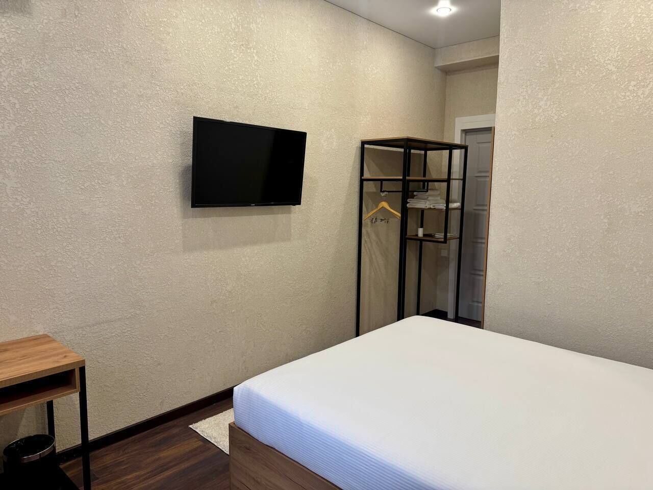 Basic Double Room | Desk, laptop workspace, iron/ironing board