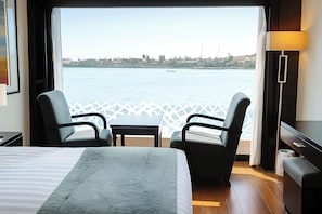 Deluxe-Einzelzimmer, Flussblick | Zimmersafe, Verdunkelungsvorhänge