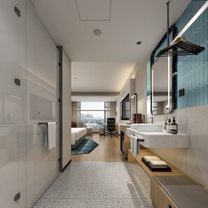 Ein modernes Hotelzimmer mit einem großen Bett, einer Sitzecke, einem Badezimmer mit Spiegel und Waschbecken sowie Blick auf die Stadt.