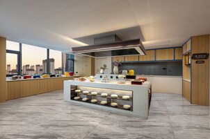 Una cocina moderna con una isla central, armarios empotrados y vistas a la ciudad.