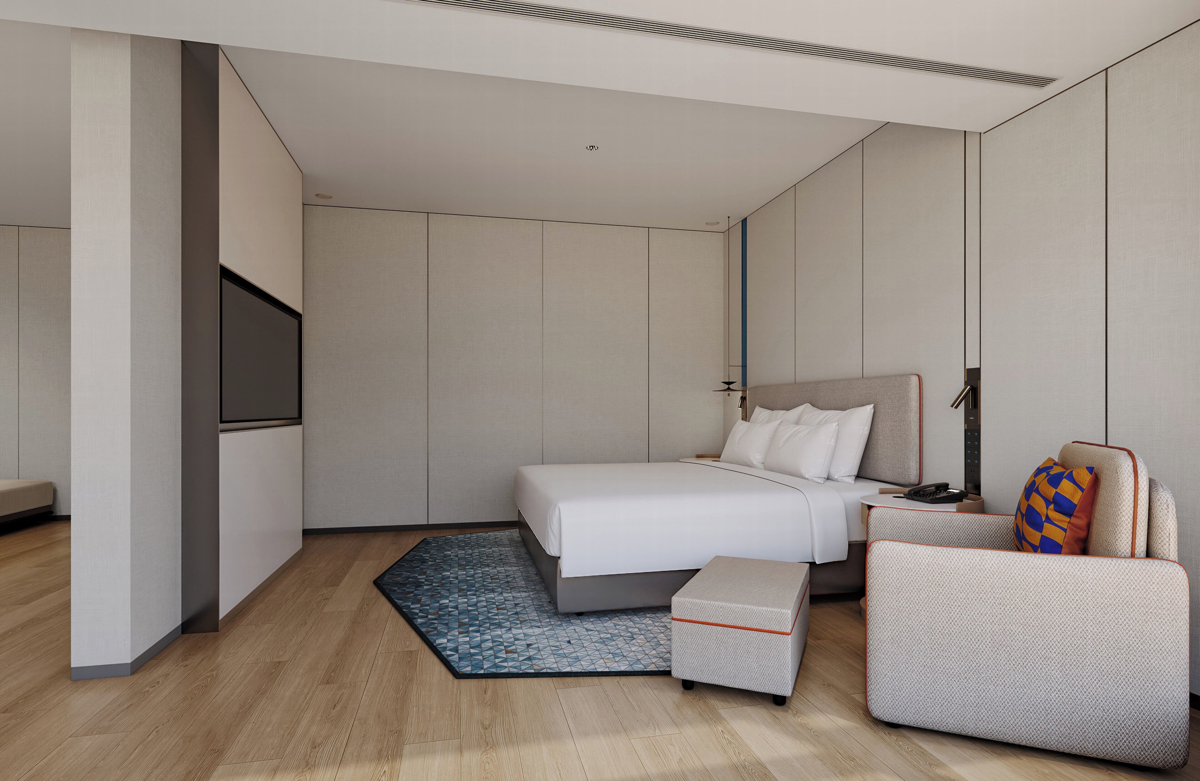 Una habitación de hotel moderna con cama, escritorio, silla y televisión.