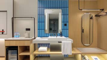 Standard Room, Multiple Beds | Bathroom
