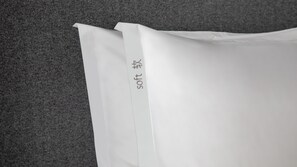 A white paper bag with a vertical line and text on it. - Holiday Inn Express Tangshan Harbor by IHG (Tangshan)