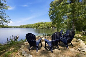 Zona relax con sedute e un braciere affacciata sul lago.