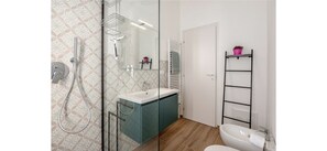 Shower, hair dryer, bidet, towels - Ca' di Fiore: a haven of pure design in the heart of Monferrato. (Agliano)