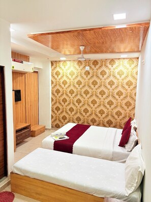 Desk, free WiFi - Hotel Yuvraj (Ahmedabad)