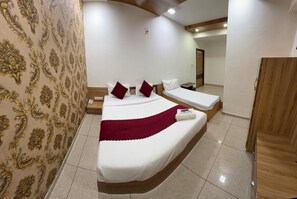 Desk, free WiFi - Hotel Yuvraj (Ahmedabad)