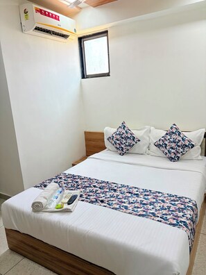 Standard Double Room | Meja, Wi-fi percuma 