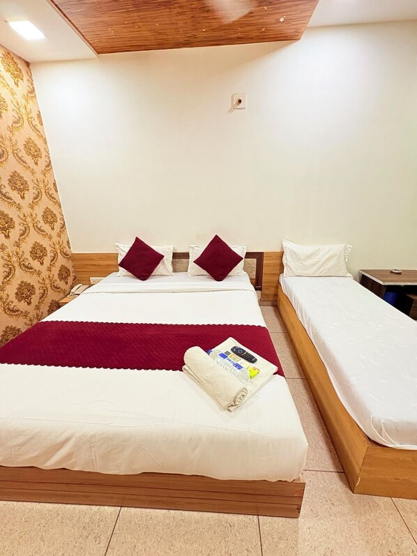 Una habitación de hotel con una cama, una mesita de noche y una mesilla.