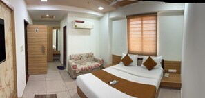 Desk, free WiFi - Hotel Yuvraj (Ahmedabad)