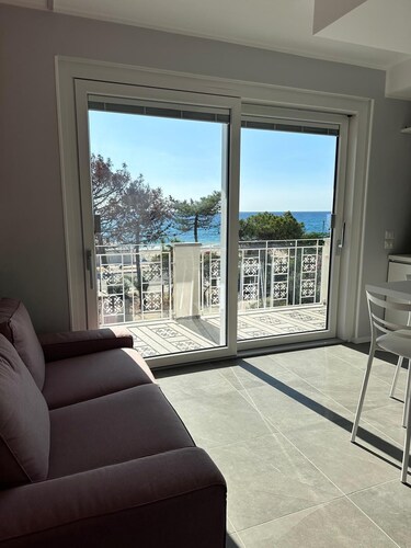 Stunning New beach-front apartment