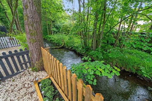 NEW! Threadfold Townhouse - Peaceful Riverside Stay - Sleeps 6
