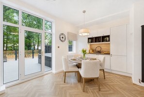 Dining - NEW! Threadfold Townhouse - Peaceful Riverside Stay - Sleeps 6 (Bolton)