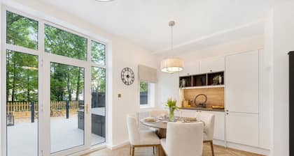 NEW! Threadfold Townhouse - Peaceful Riverside Stay - Sleeps 6