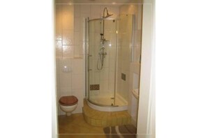 Bathroom - Vrbo Property (Rodenberg)