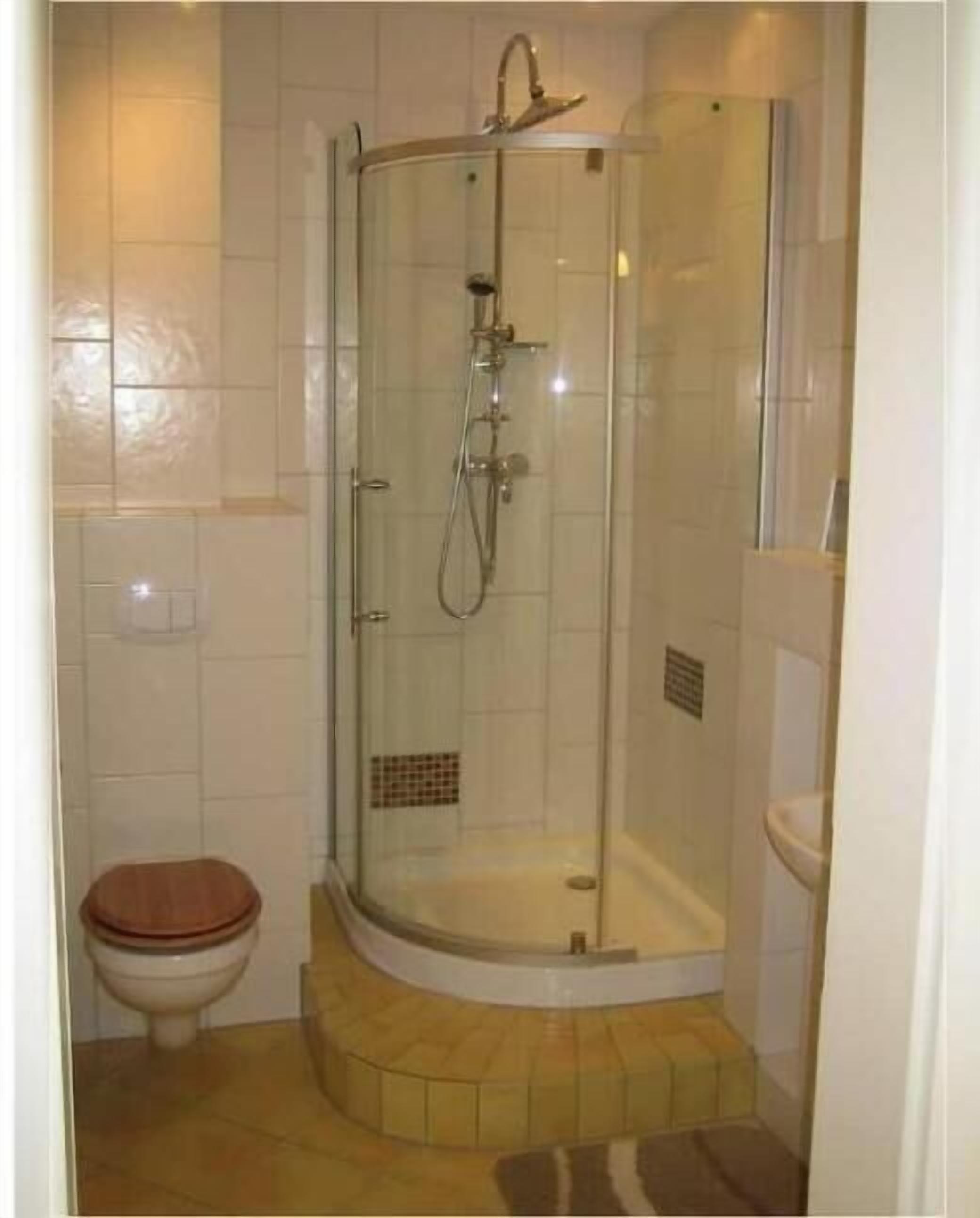 Dusche, Handtücher, Seife, Toilettenpapier