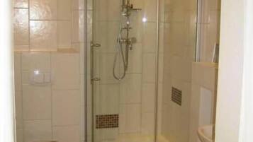 Dusche, Handtücher, Seife, Toilettenpapier
