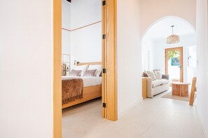 Ein Schlafzimmer mit einem Bett, einem Schlafsofa und einem kleinen Tisch.