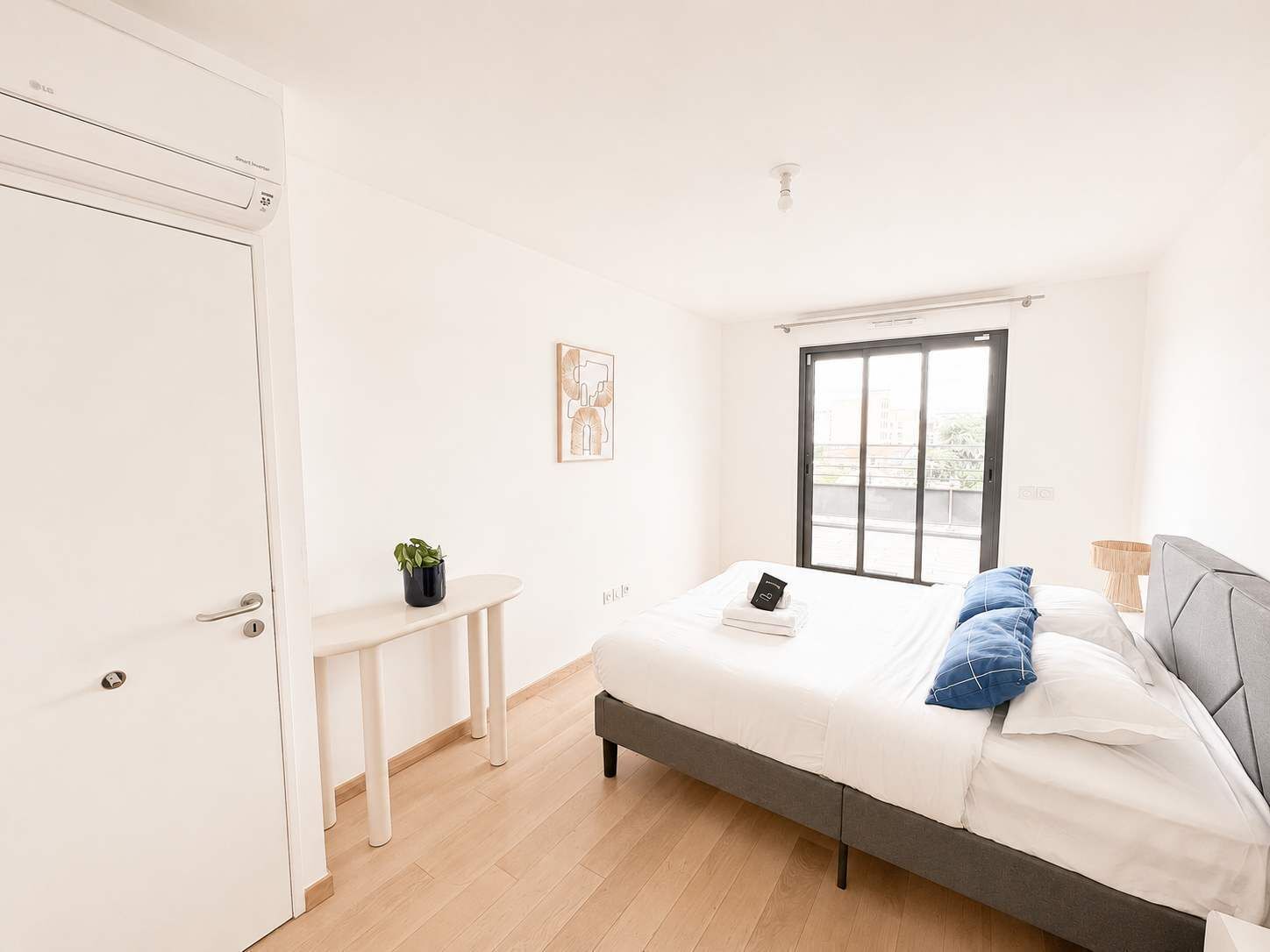 2 bedrooms, desk, iron/ironing board, bed sheets