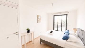 2 bedrooms, desk, iron/ironing board, bed sheets