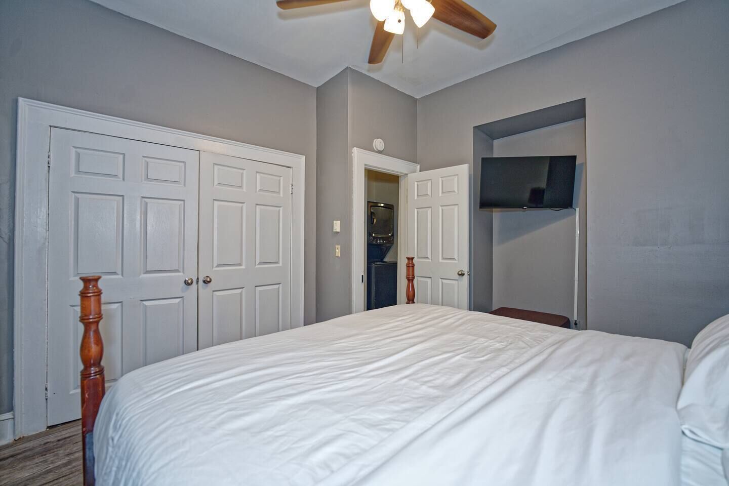 Desk, iron/ironing board, WiFi, bed sheets