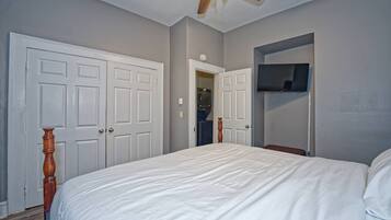 Desk, iron/ironing board, WiFi, bed sheets