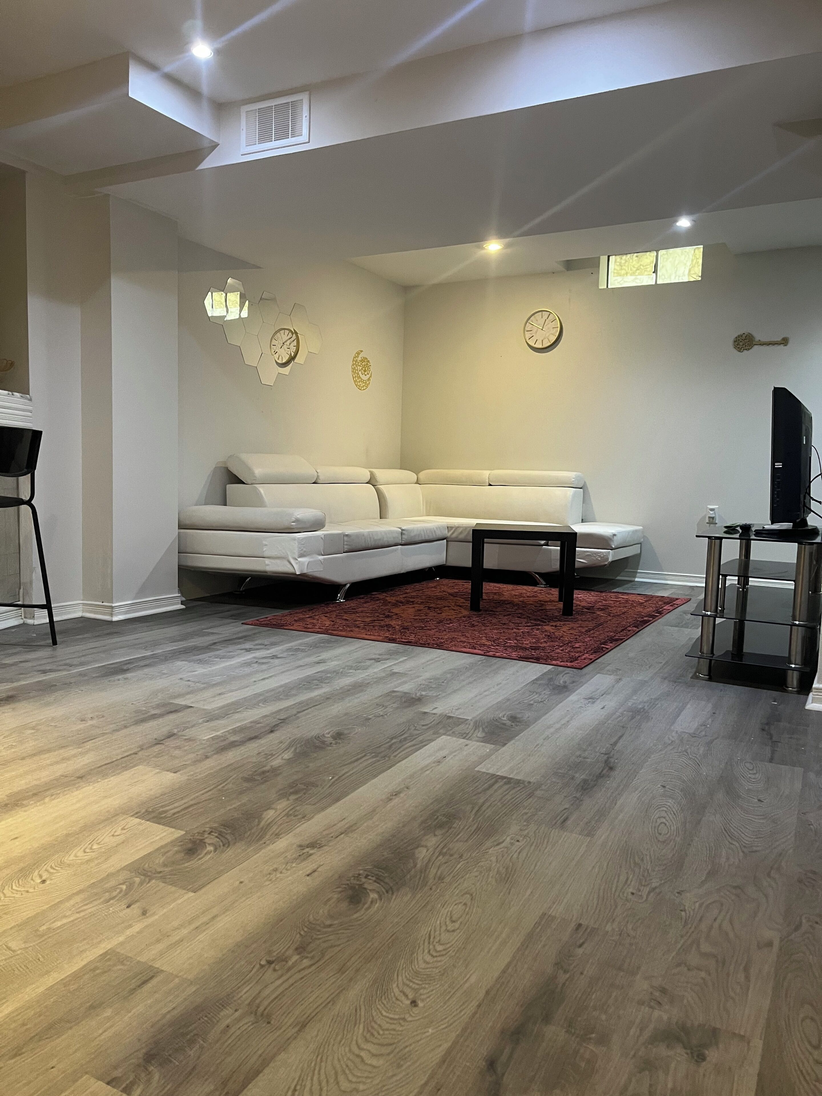 Een moderne woonkamer met een modulaire bank, een salontafel en een tv-meubel.