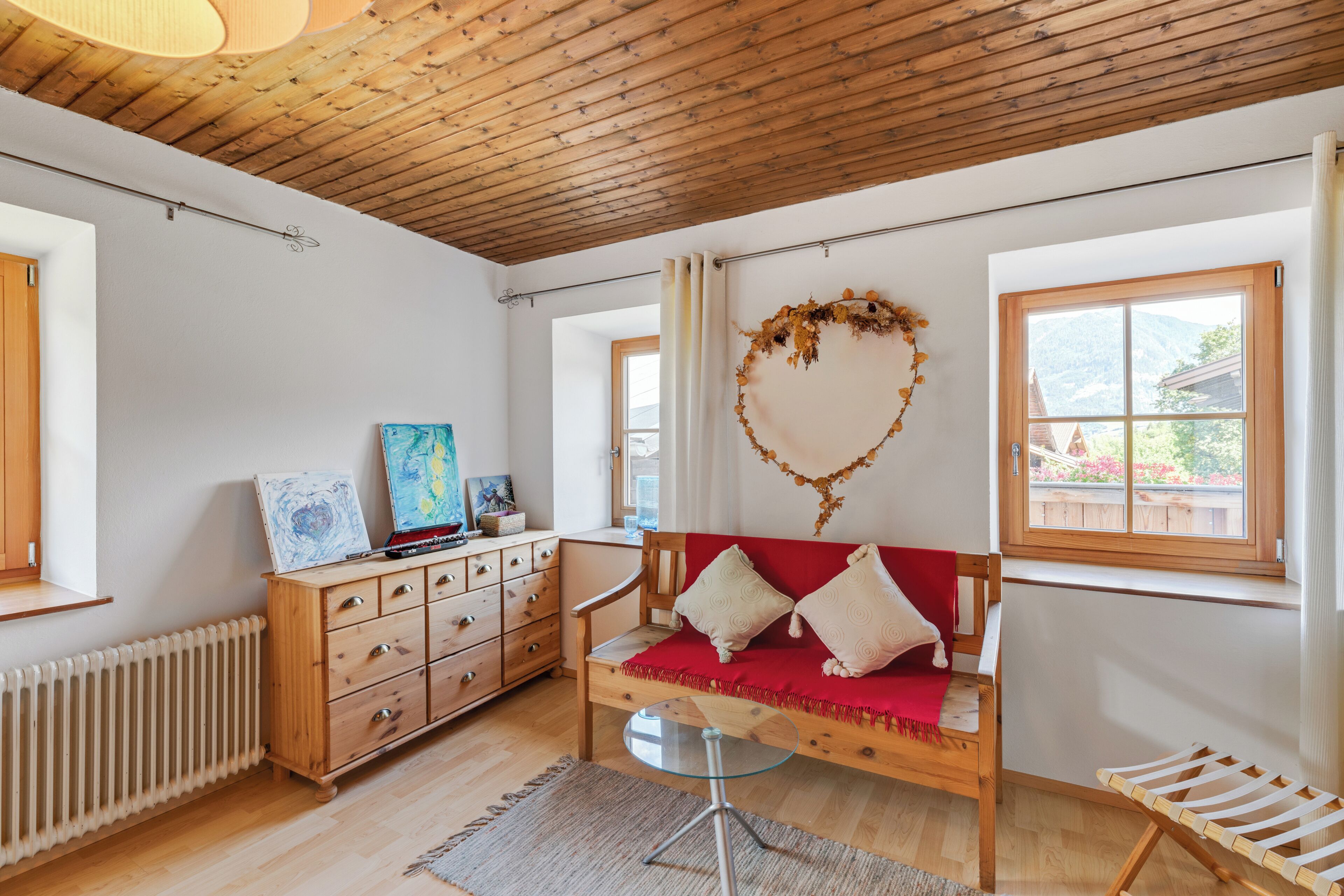Comfort-Haus, 4 Schlafzimmer, Haustiere gestattet, Bergblick | Wohnbereich | 50-Zoll-Flachbildfernseher mit Kabelempfang