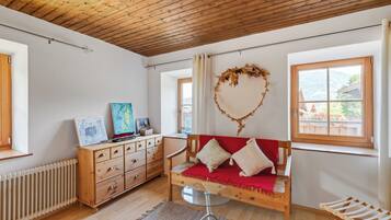 Comfort-Haus, 4 Schlafzimmer, Haustiere gestattet, Bergblick | Wohnbereich | 50-Zoll-Flachbildfernseher mit Kabelempfang