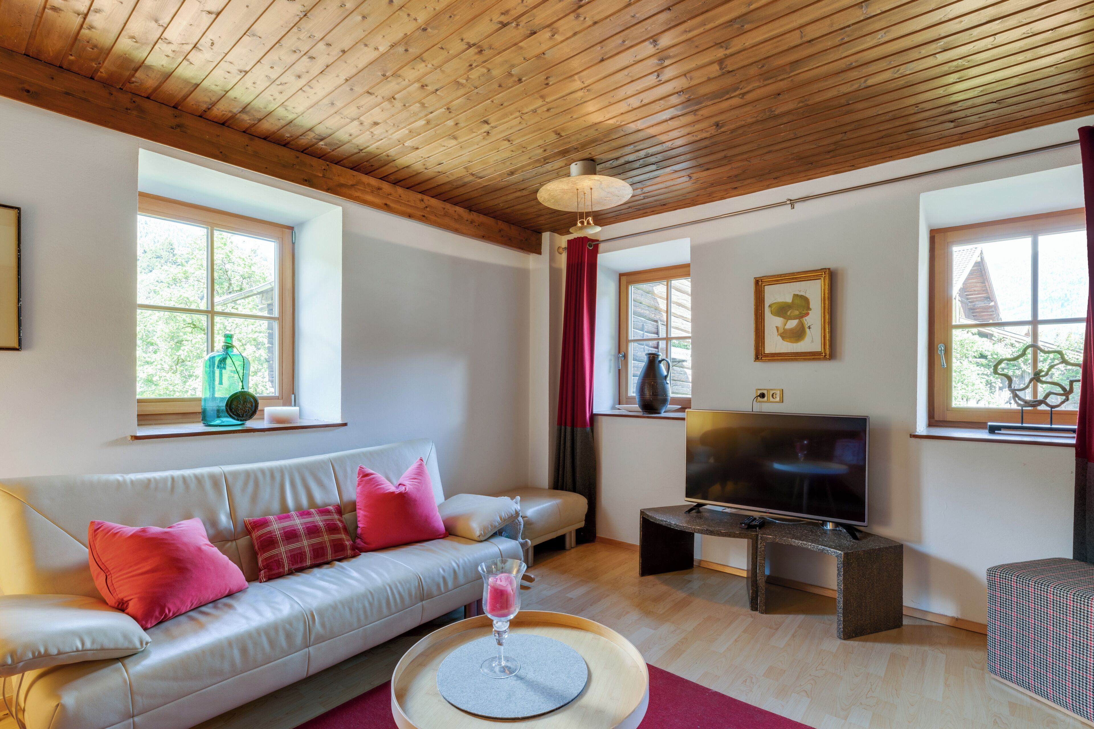 Comfort-Haus, 4 Schlafzimmer, Haustiere gestattet, Bergblick | Wohnbereich | 50-Zoll-Flachbildfernseher mit Kabelempfang