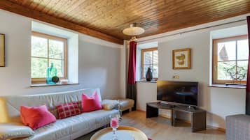 Comfort-Haus, 4 Schlafzimmer, Haustiere gestattet, Bergblick | Wohnbereich | 50-Zoll-Flachbildfernseher mit Kabelempfang