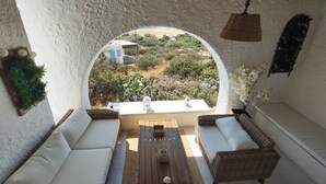 Un espacio de estar al aire libre con techo y vistas al paisaje.