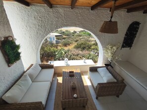 Un espace extérieur aménagé, abrité et offrant une vue sur le paysage.