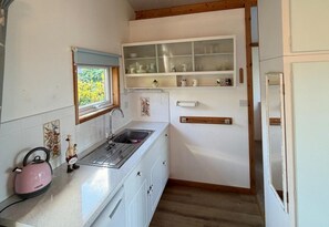 Lemari es, microwave, ketel listrik, dan pemanggang roti