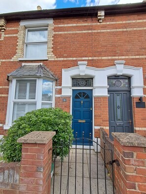 Exterior detail - A delightful two-bedroom home on Harpsden Rd offering an ideal escape. Sleeps 4. (Henley-on-Thames)