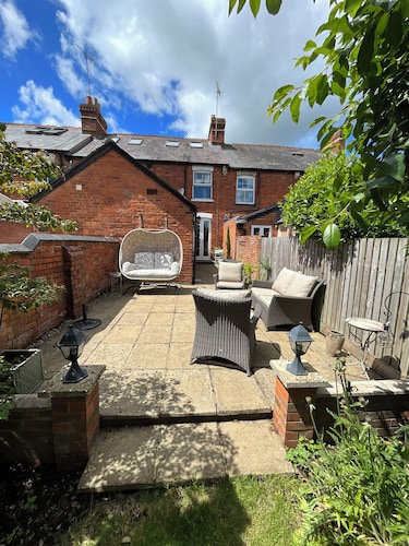 A delightful two-bedroom home on Harpsden Rd offering an ideal escape. Sleeps 4.