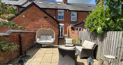A delightful two-bedroom home on Harpsden Rd offering an ideal escape. Sleeps 4.